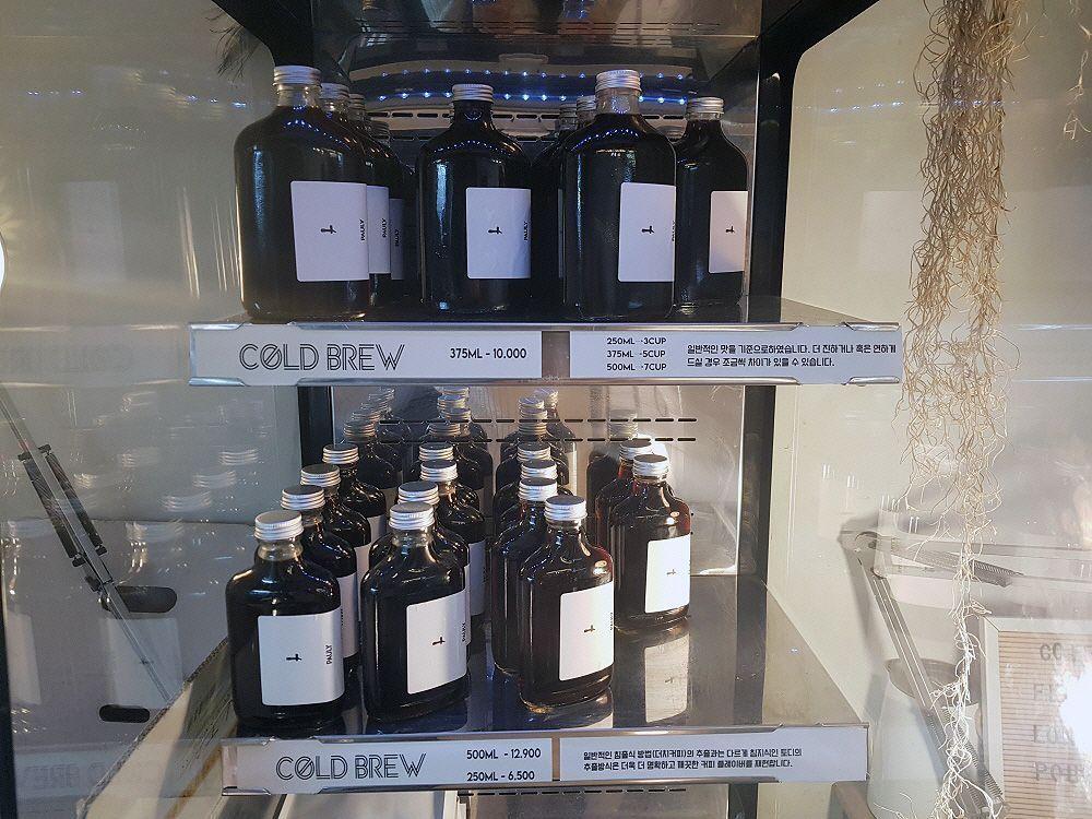 合井咖啡廳內的沖泡飲品，呈現多層次口感，讓顧客能享受輕鬆自在的咖啡時光。